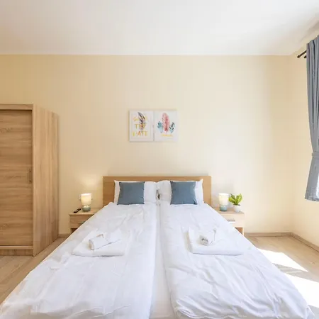 アパート 4bedroom Madach Square *